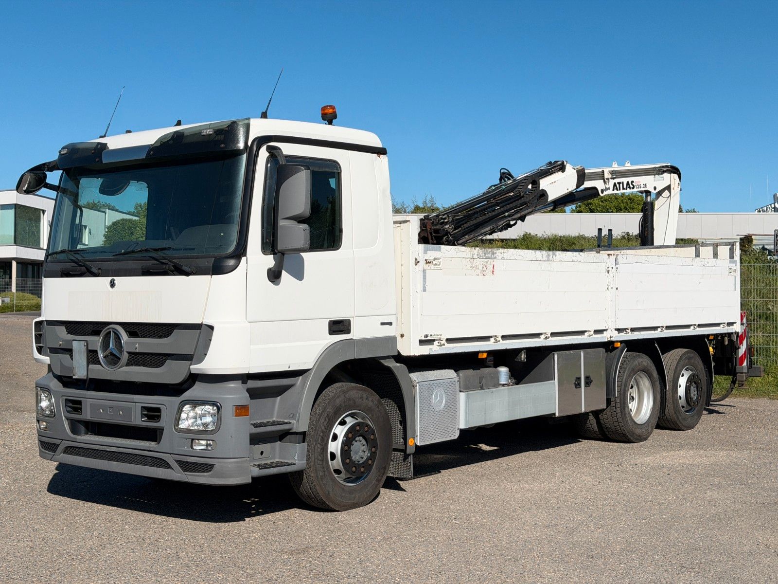MERCEDES-BENZ – 2541 6x2 Pritsche Kran Atlas 135.2E Funk LA NLA - Bild 1
