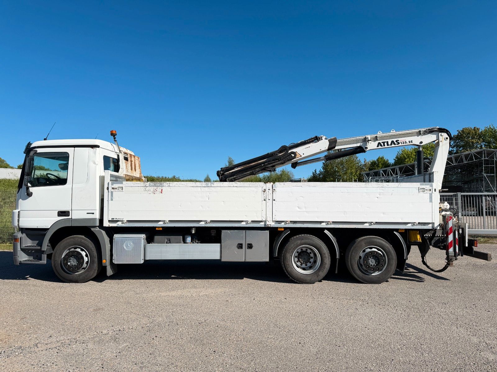 MERCEDES-BENZ – 2541 6x2 Pritsche Kran Atlas 135.2E Funk LA NLA - Bild 6