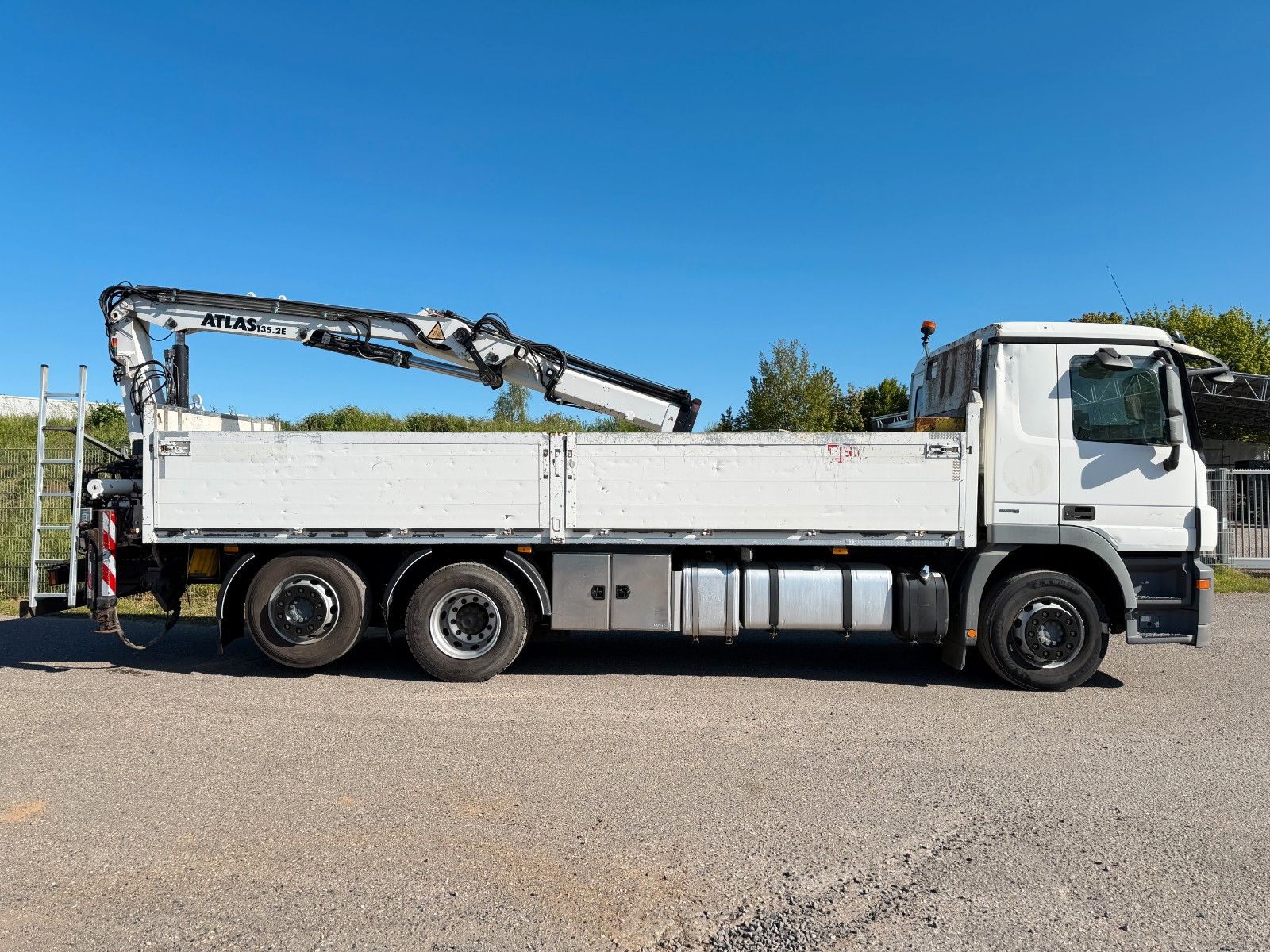 MERCEDES-BENZ – 2541 6x2 Pritsche Kran Atlas 135.2E Funk LA NLA - Bild 16