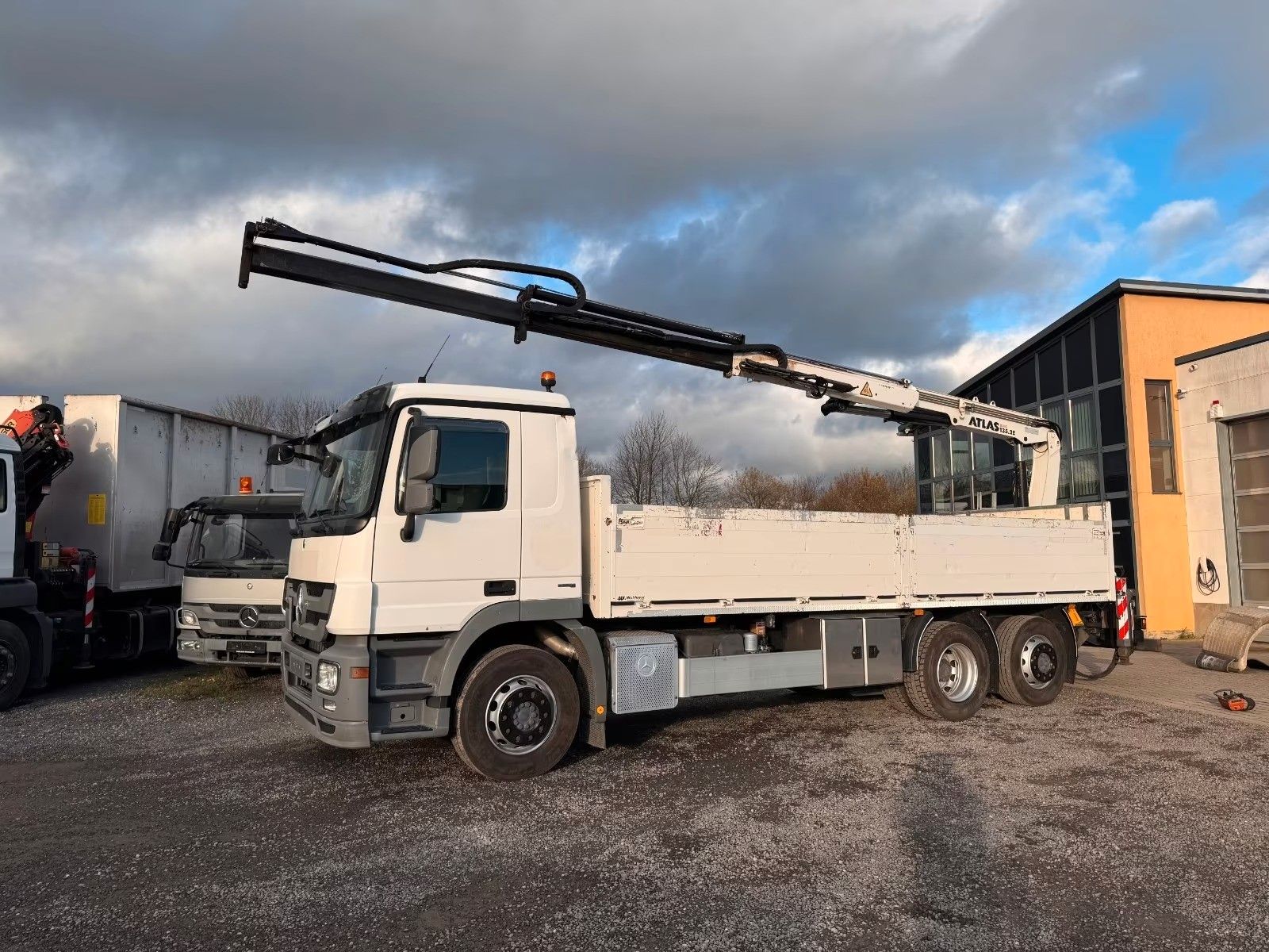MERCEDES-BENZ – 2541 6x2 Pritsche Kran Atlas 135.2E Funk LA NLA - Bild 3