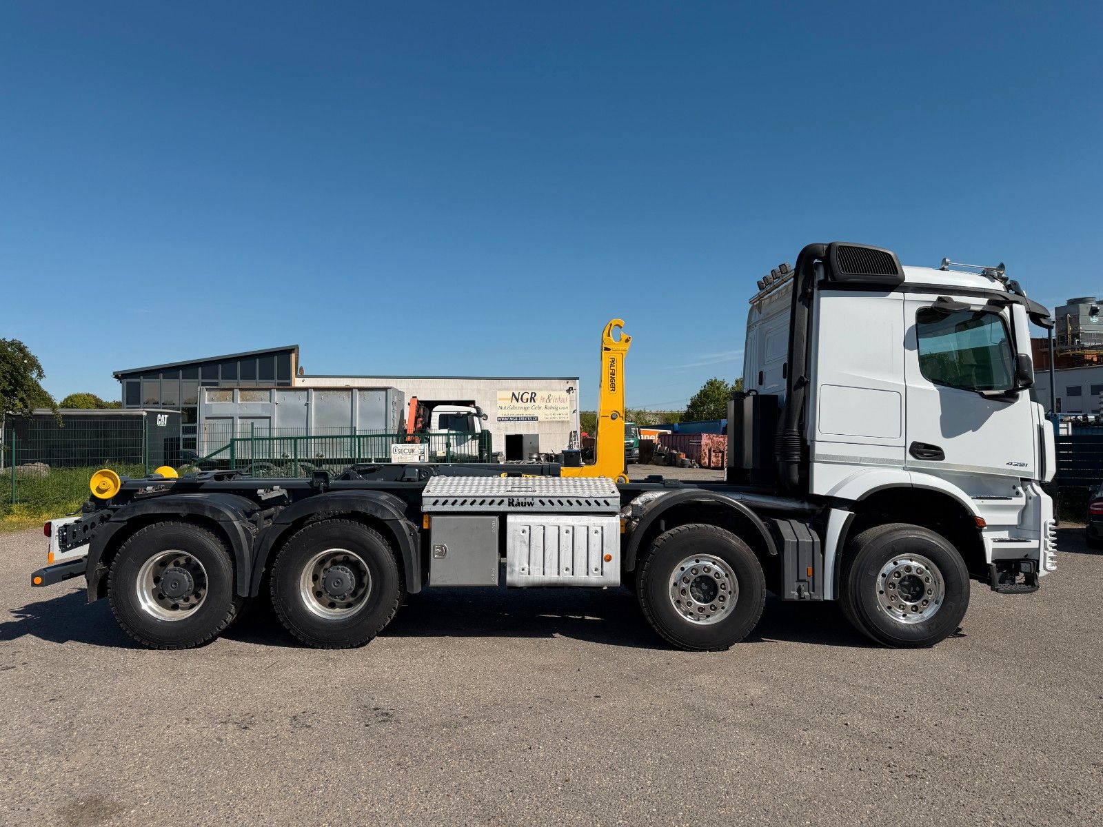 MERCEDES-BENZ – 4251 8x4 Palfinger T26A Retarder & Hardox Mulde - Bild 3