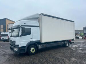 MERCEDES-BENZ – 1324 4X2 Koffer Plane 6 to. Hebebühne - Bild 1