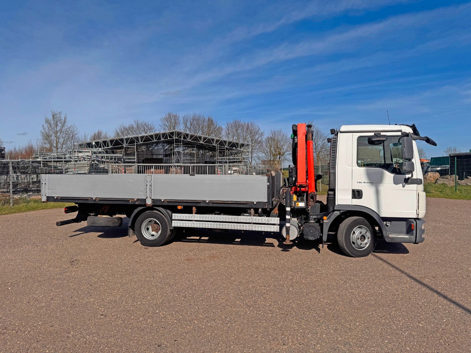 MAN – 8.220 4X2 Pritsche mit Kran & Funkbedienung - Bild 1