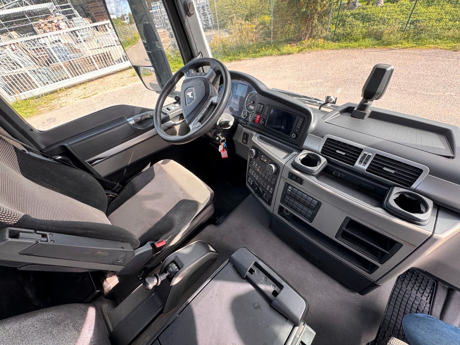 MAN – 26.460 6X2 HYVA Abroller Lowliner Top Zustand - Bild 4